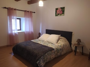 3 chambres, fer et planche à repasser, lit de bébé portatif
