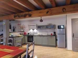 Kühlschrank, Mikrowelle, Ofen, Geschirrspüler