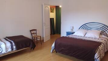 3 habitaciones, tabla de planchar con plancha y cuna de viaje