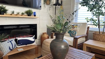 Smart TV, fireplace