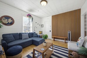 Smart TV, fireplace - Charming Retreat (Gloucester)