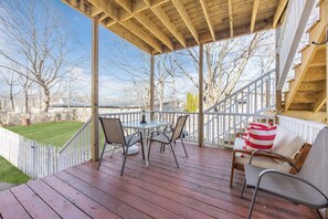 Outdoor dining - Charming Retreat (Gloucester)