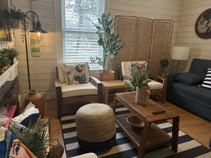 Smart TV, fireplace - Charming Retreat (Gloucester)