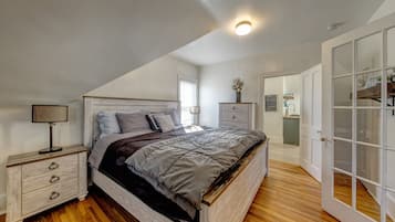 4 bedrooms, desk, iron/ironing board, travel crib