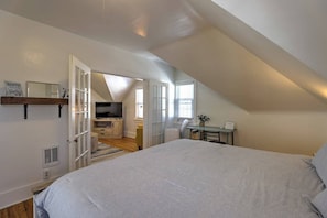 1 bedroom, iron/ironing board, travel cot, WiFi - 1 minute to historic downtown, bring your pet! (Sheridan)