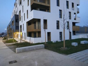 Exterior - Magnifique Nouvel Appartement, à 5 Minutes à Pied de la Ligne de Métro 5 (ROMAINVILLE)