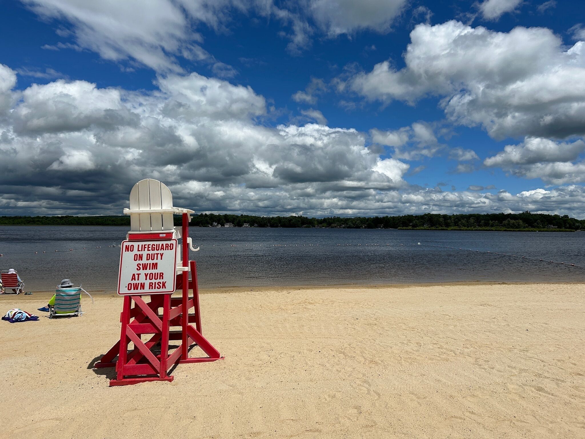 Chaises longues, serviettes de plage