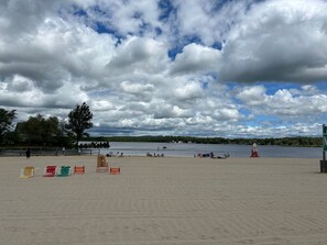Chaises longues, serviettes de plage