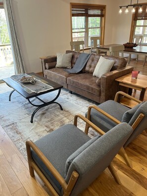 TV connectée, cheminée, livres