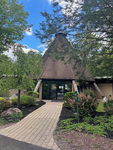 The Forest Chalet with hot tub / lake / pool / games 