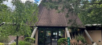 The Forest Chalet with hot tub / lake / pool / games 