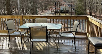 The Forest Chalet with hot tub / lake / pool / games