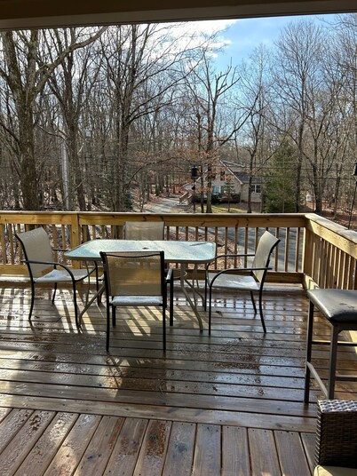 The Forest Chalet with hot tub / lake / pool / games