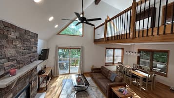 TV connectée, cheminée, livres