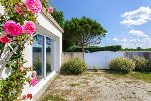 Property grounds - Apartment 'Between Countryside and Ocean' with Private Garden and Wi-Fi (Breuil-Magné)