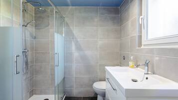 Een douche, een haardroger, handdoeken
