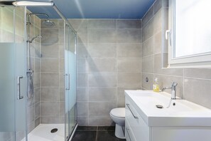Ducha, secador de pelo, toallas