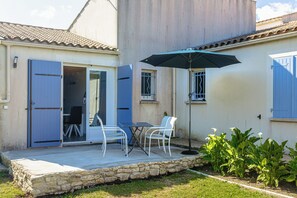 Outdoor dining - Apartment 'Entre Campagne Et Océan' with Private Garden and Wi-Fi (Breuil-Magné)
