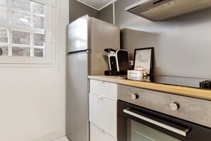 Fridge, microwave, oven, stovetop - Apartment 'Prestigegoldresidence 1 - Old Town' with Wi-Fi and Air Conditioning (Guimarães)