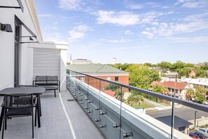 Outdoor dining - Charleston | Couples Historic Getaway | Gym + Concierge (Charleston)