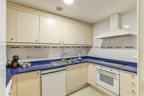 Fridge, microwave, oven, stovetop - Apartment 'Mona 3' with Shared Pool, Wi-Fi and Air Conditioning (L'Escala)