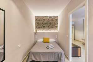 2 bedrooms, iron/ironing board, free WiFi, bed sheets - Apartment 'Mona 3' with Shared Pool, Wi-Fi and Air Conditioning (L'Escala)