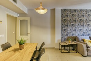 Dining - Apartment 'Mona 3' with Shared Pool, Wi-Fi and Air Conditioning (L'Escala)