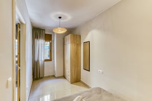 2 室のベッドルーム、アイロン / アイロン台、WiFi (無料)、ベッドシーツ