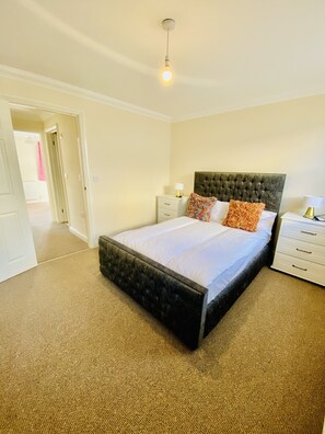 2 slaapkamers, een strijkplank/strijkijzer, wifi, beddengoed