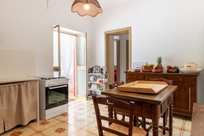 Een koelkast, een microgolfoven, een oven, een kookplaat