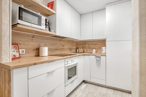 Fridge, microwave, oven, stovetop - Apartment 'Verano Azul' with Shared Pool, Wi-Fi and Air Conditioning (La Mata)
