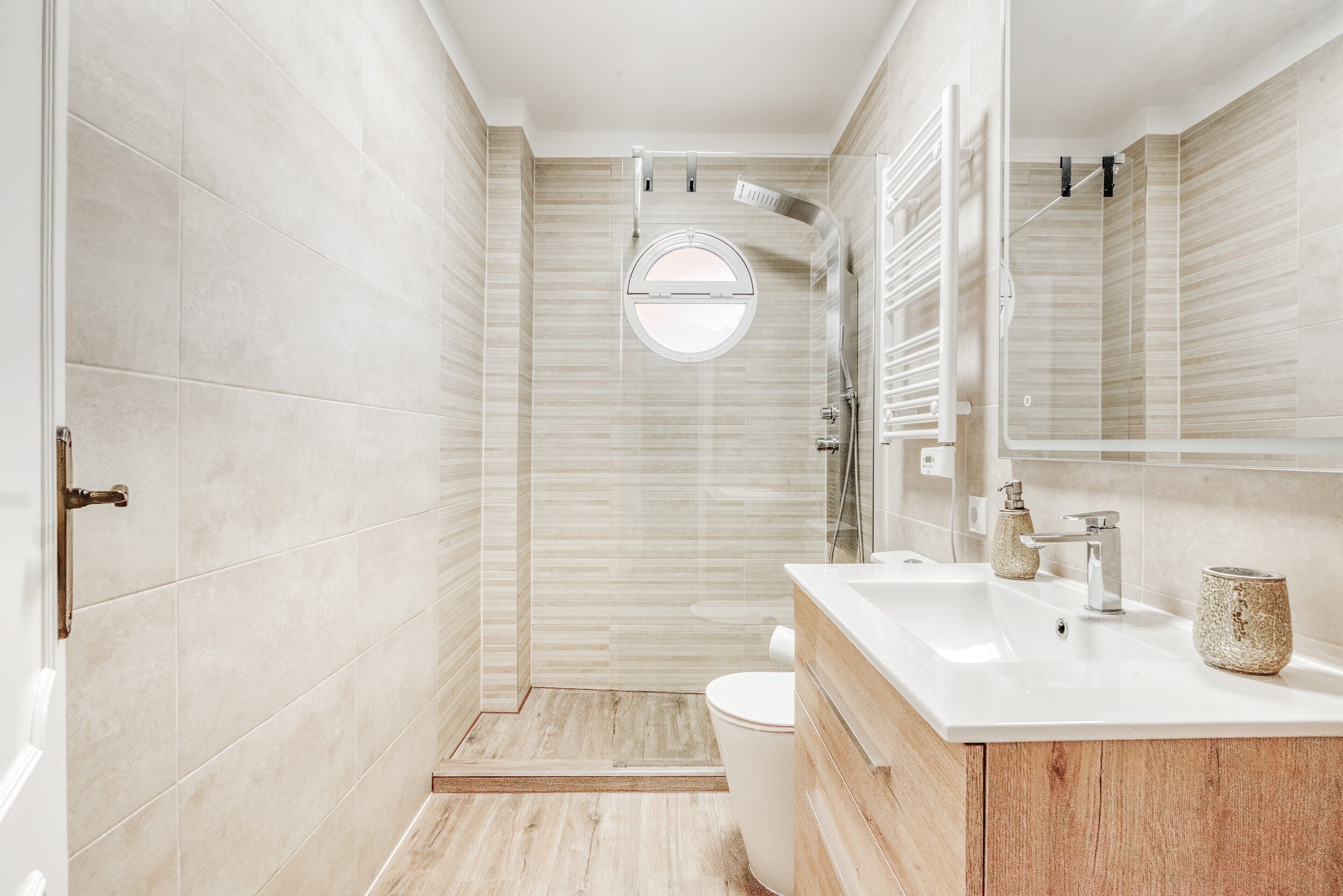 Shower, hair dryer, towels
