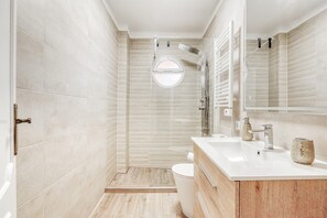 Douche, séchoir à cheveux, serviettes fournies