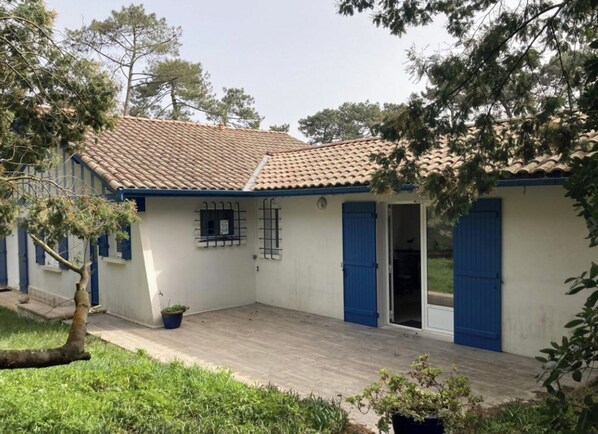 Exterior - Holiday Home 'Villa Au Cap-ferret Ref 94' with Private Terrace, Private Garden and Wi-Fi (Lège-Cap-Ferret)