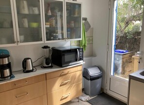 Jääkaappi, mikroaaltouuni, uuni, liesi