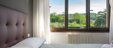 4 bedrooms, iron/ironing board, free WiFi, bed sheets