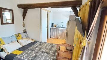 1 bedroom, WiFi (free), bed sheets
