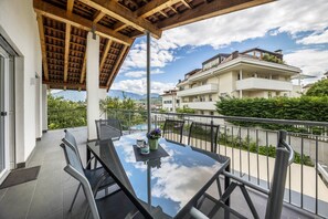 Outdoor dining - Apartment 'Angerblick' with Mountain View, Private Terrace and Wi-Fi - Vacation on the farm (Sankt Michael)
