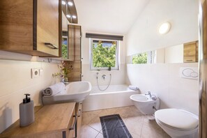 Dusche, Haartrockner, Handtücher