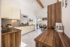 Fridge, oven, stovetop, dishwasher - Apartment 'Angerblick' with Mountain View, Private Terrace and Wi-Fi - Vacation on the farm (Sankt Michael)