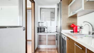 Refrigerador, microondas, horno y parrilla de estufa