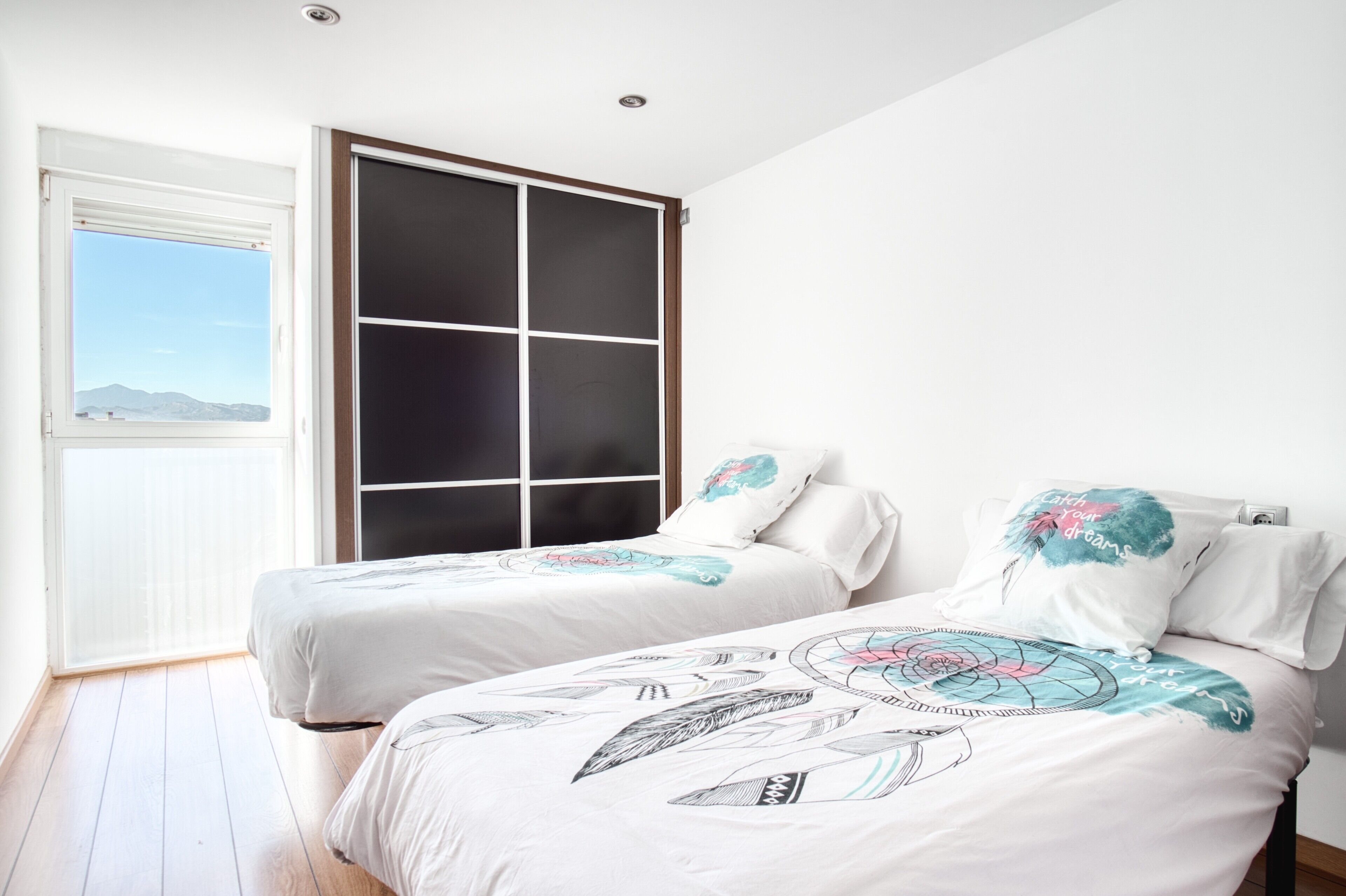 3 slaapkamers, een strijkplank/strijkijzer, gratis wifi, beddengoed