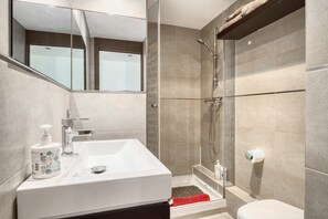 Ducha, secador de pelo, toallas