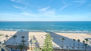 A beach with palm trees, a clear sky, and the ocean. - Apartment 'Andres' with Sea View, Wi-Fi and Air Conditioning (El Campello)