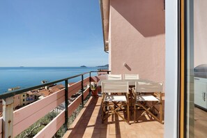 تناول الطعام بالخارج