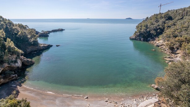 A coastal landscape with clear water, rocky shores, and dense vegetation. - Apartment 'Amazing View' with Private Terrace, Wi-Fi and Air Conditioning (Tellaro)