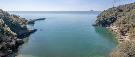 Una spiaggia nelle vicinanze