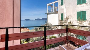 A balcony with a view of the sea and distant mountains. - Apartment 'Amazing View' with Private Terrace, Wi-Fi and Air Conditioning (Tellaro)