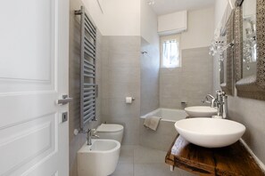 تجهيزات دش، مجففات شعر، مناشف