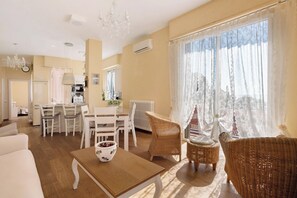 TV - Apartment 'Amazing View' with Private Terrace, Wi-Fi and Air Conditioning (Tellaro)